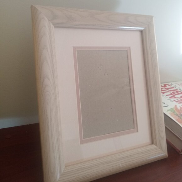 Intecraft Cream Picture Frame holds a 5x7 picture. Good Condition - Picture 1 of 3